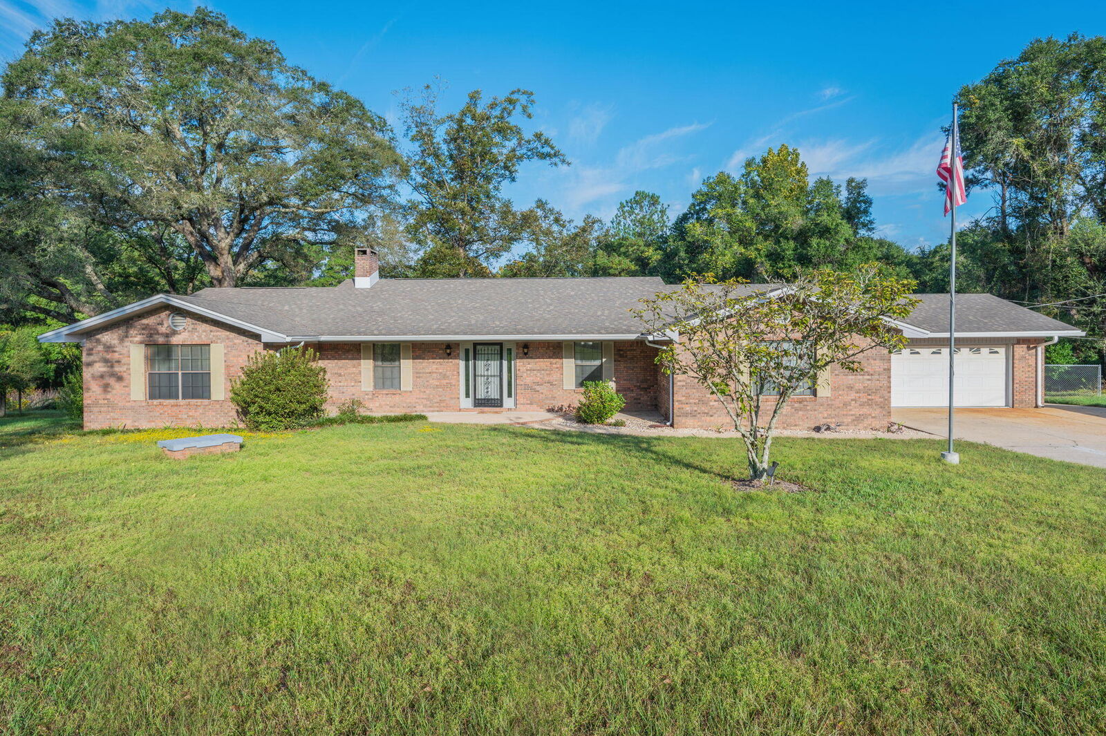 Property Photo: 1260 E Chestnut Avenue FL 32536