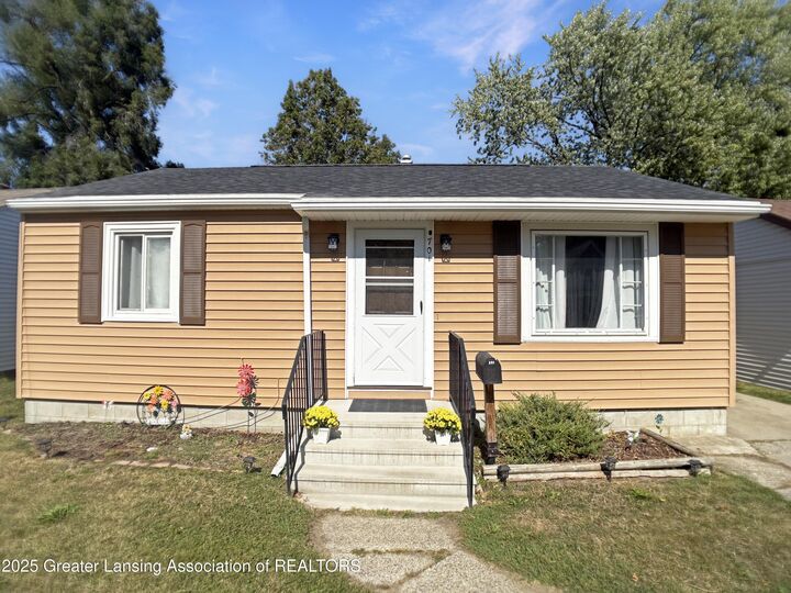 Property Photo:  701 E Willard Avenue  MI 48910 