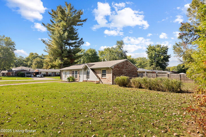 Property Photo: 7520 Blue Wing Dr KY 40258