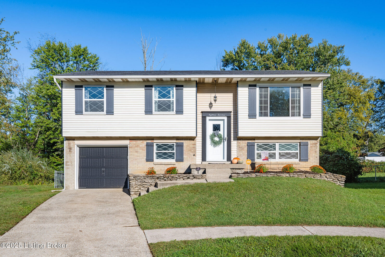 Property Photo:  1814 Flagstaff Ct  KY 40223 