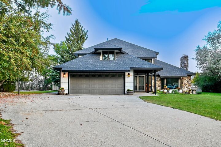 Property Photo:  2508 10th Avenue NW  ND 58703