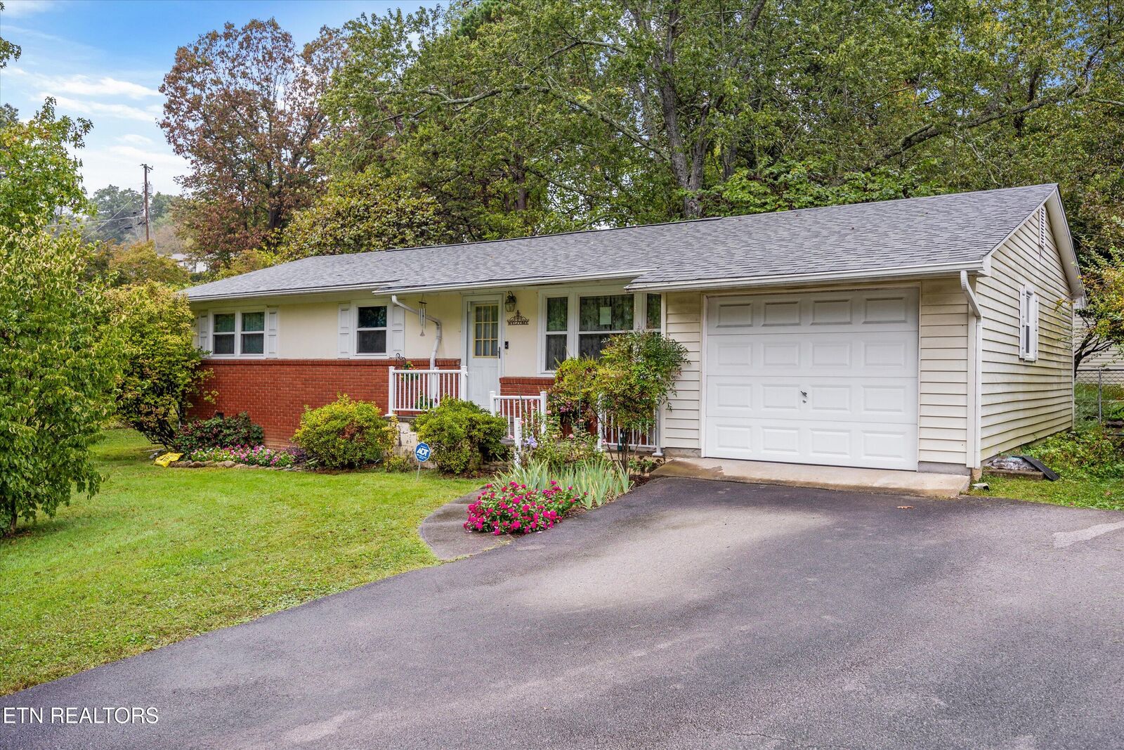 Property Photo:  2001 Nandina Drive  TN 37912 