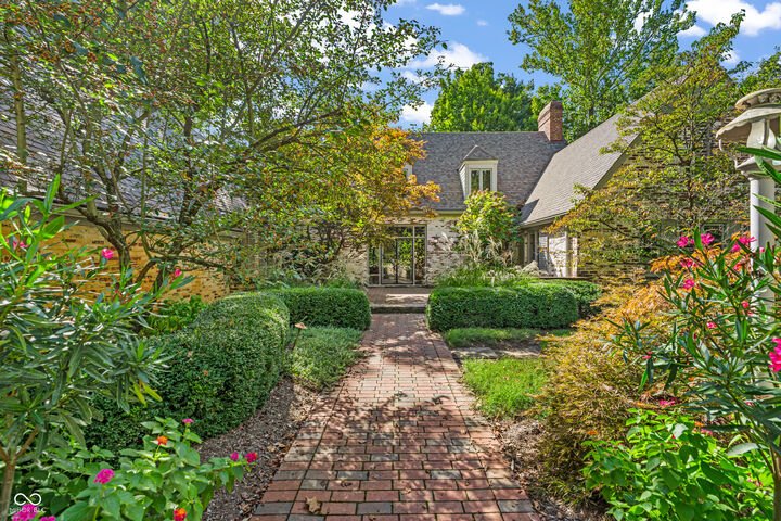 Property Photo: 6047 Brokenhurst Road IN 46220