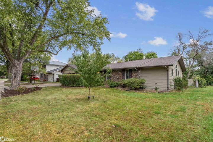 Property Photo:  1904 Edgebrook Drive  IA 50158 