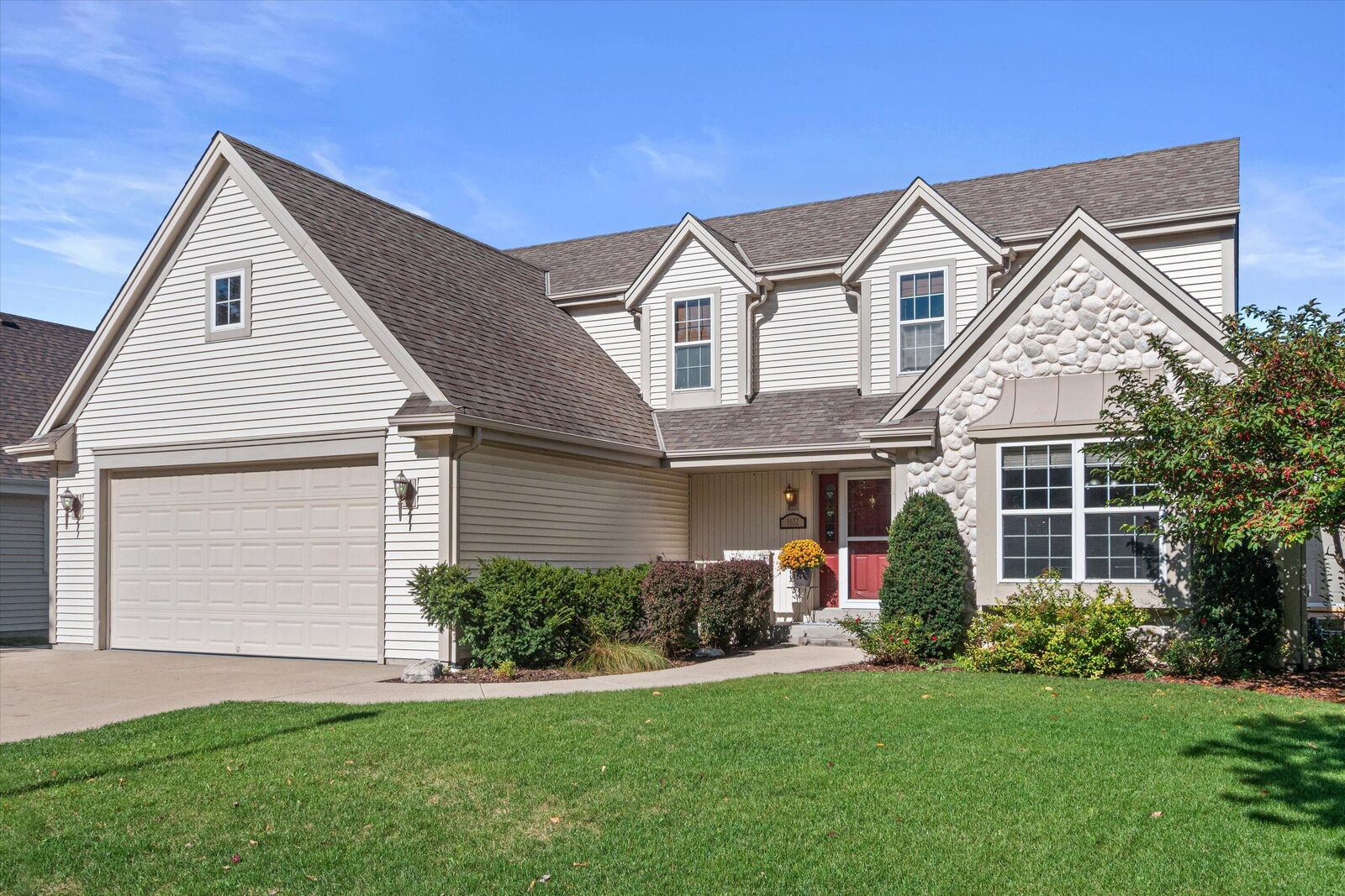 Property Photo:  1632 Auburn Ct  WI 53189 