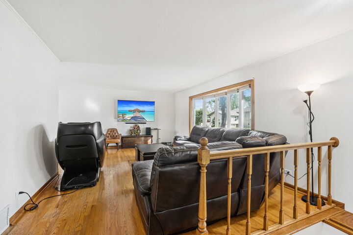 Property Photo: 1504 E Emmerson Lane IL 60056