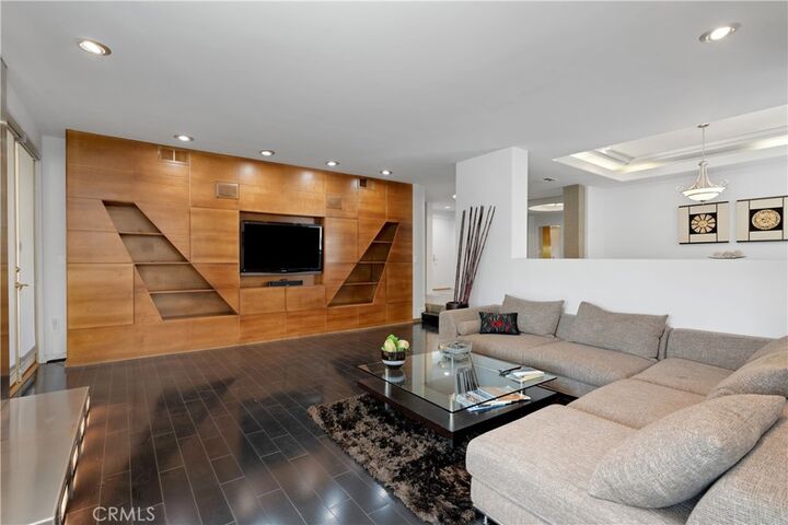 Property Photo: 12841 Bloomfield 103 CA 91604