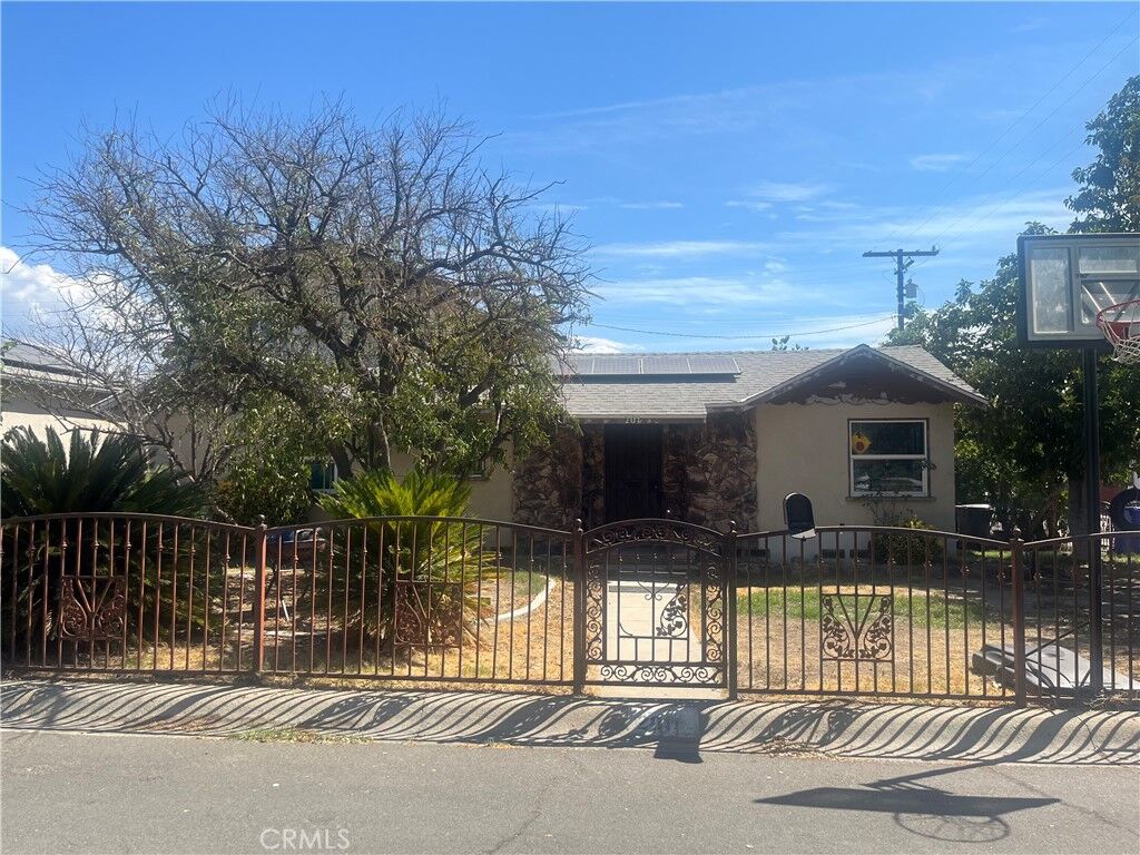 Property Photo: 201 201 N Magnolia CA 92376