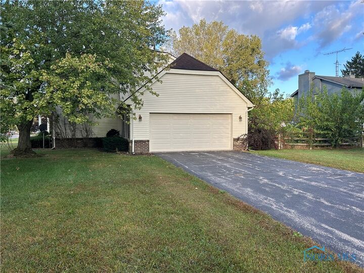 Property Photo: 6748 Woodlake Drive 6748 OH 43617