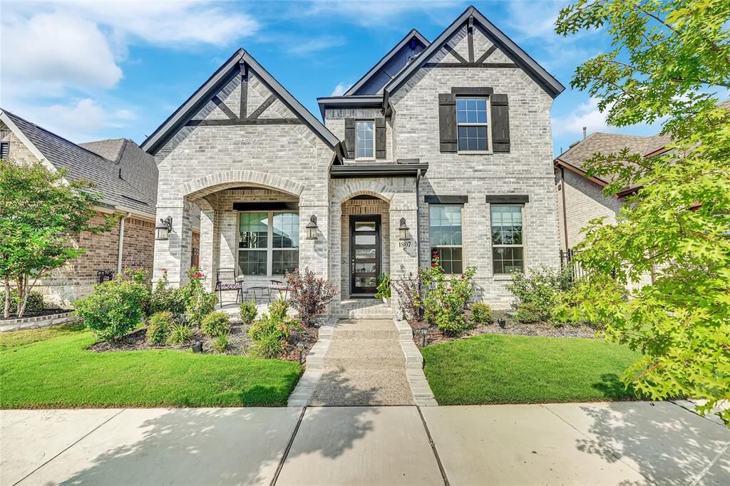 Property Photo: 1807 Coopers Hawk Drive TX 76005