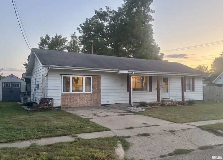 200 W Avenue B Avenue  Lewistown IL 61542 photo