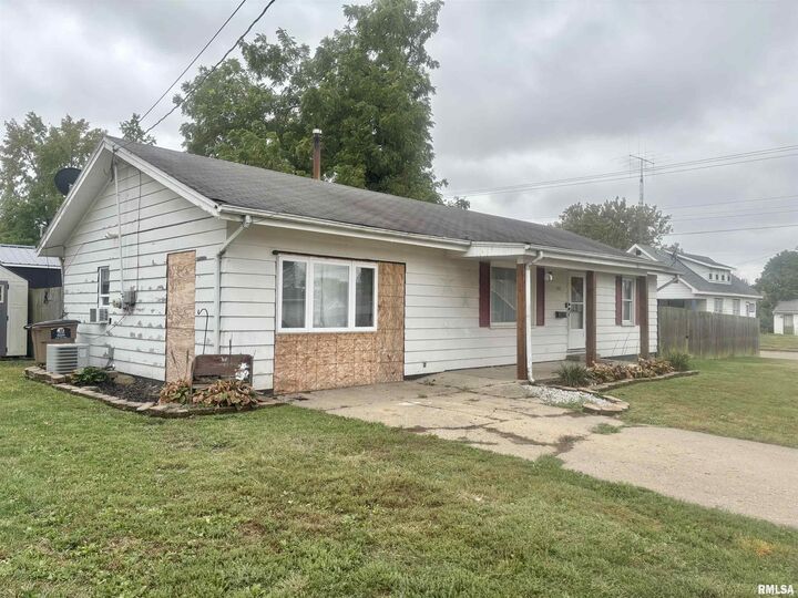 200 W Avenue B Avenue  Lewistown IL 61542 photo