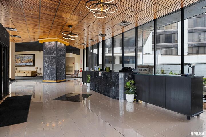 Property Photo: 123 SW Jefferson Avenue E25a IL 61602