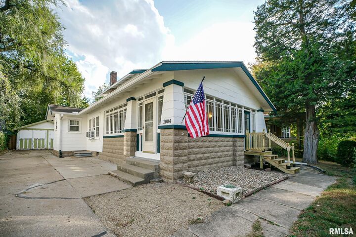 Property Photo: 1004 Park Avenue IL 61554