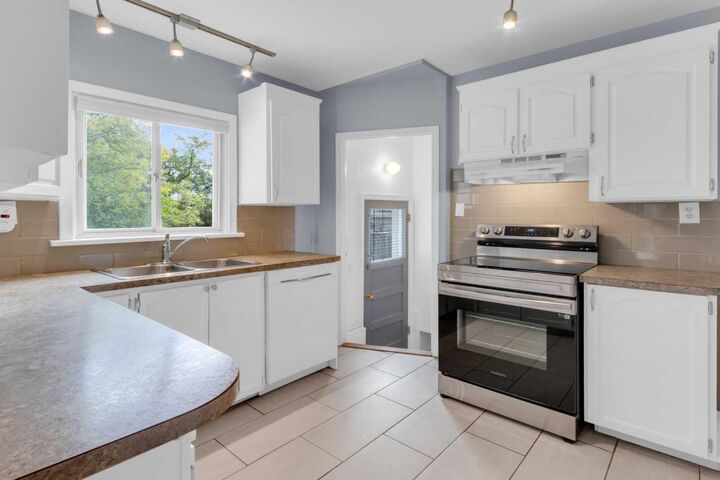 Property Photo:  2412 22 Street NW  AB T2M 3W6