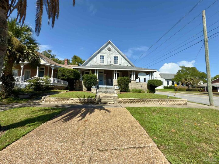Property Photo: 824 E La Rua St FL 32501