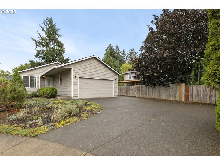 Property Photo: 13852 SE Henry St OR 97236