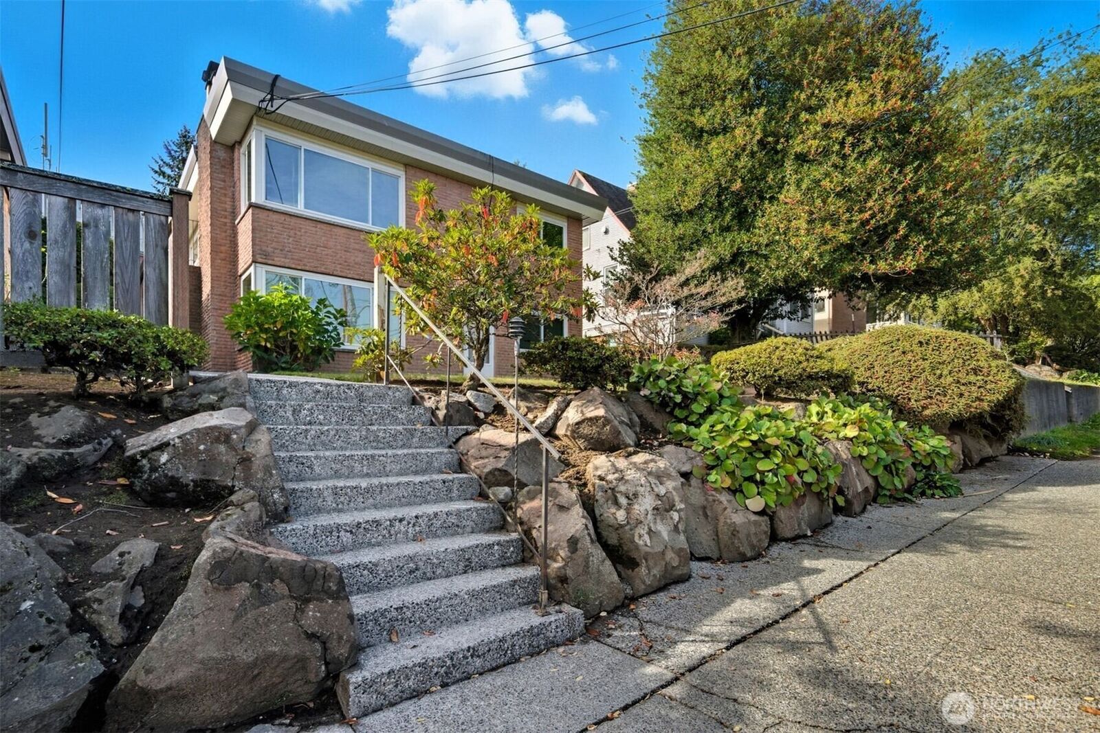 Property Photo:  605 W Emerson Street  WA 98119 