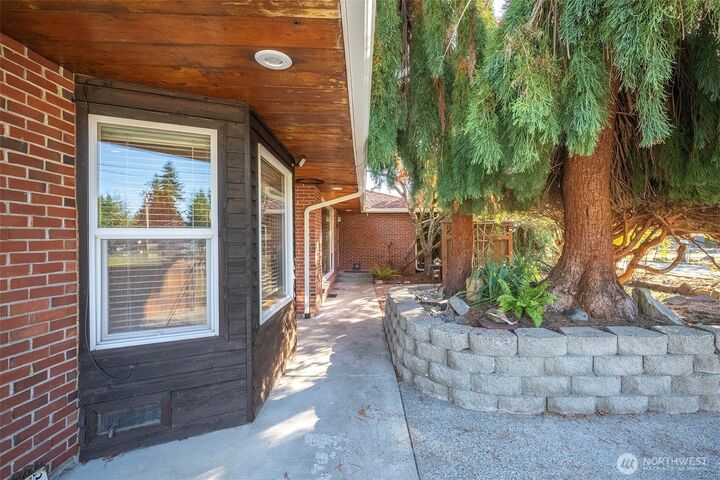 Property Photo:  415  Rose Way  WA 98203 