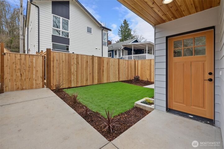Property Photo:  5984  26th Avenue SW C  WA 98106 