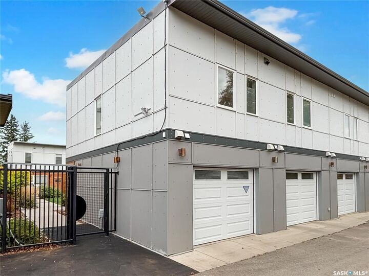 Property Photo: 315 D Avenue S 6 SK S7M 1R2