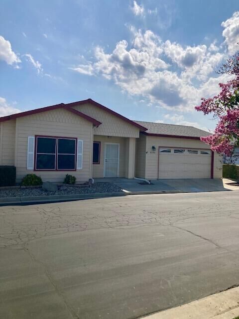 Property Photo:  4606 S Linda Vista Street  CA 93277 