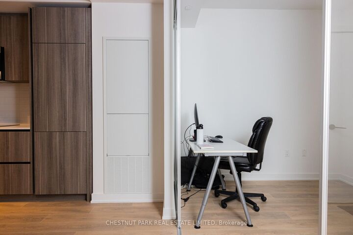 Property Photo: 117 Broadway Avenue 1807 ON M4P 1V3