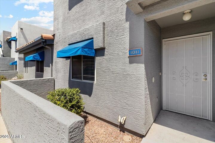 Property Photo: 220 N 22nd Place 1011 AZ 85213