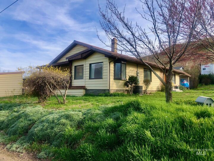 Property Photo:  323 Hays  WA 99402 