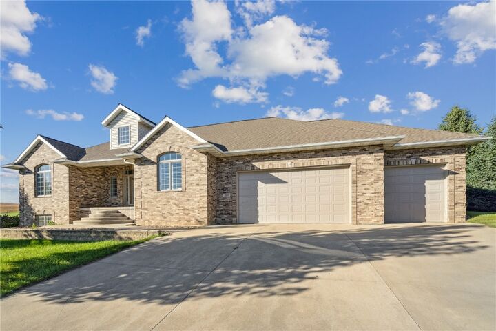 2111 W 4th Street  Vinton IA 52349 photo