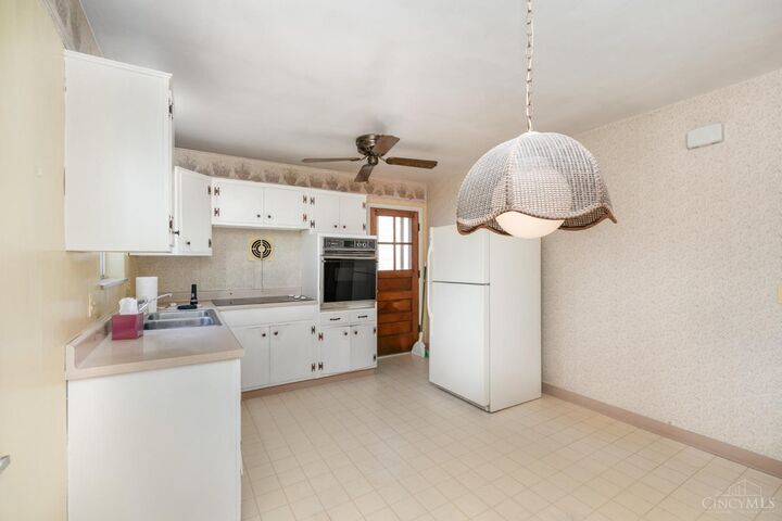 Property Photo: 3307 Glenmont Lane OH 45248