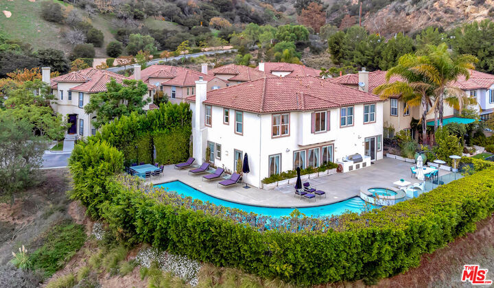 Property Photo: 2752 Stone View Ct CA 90068