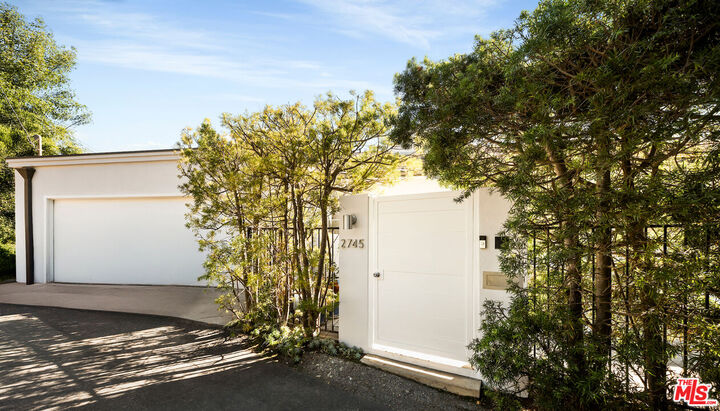 Property Photo: 2745 La Cuesta Dr CA 90046