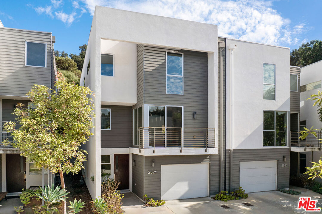 Property Photo: 2526 N Via Artis Ave CA 90039