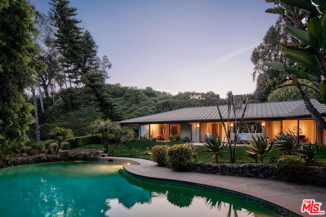 Property Photo:  1117 N Beverly Dr  CA 90210 