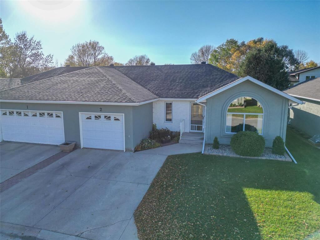 Property Photo: 2 Carlton Place MB R7B 3Y1