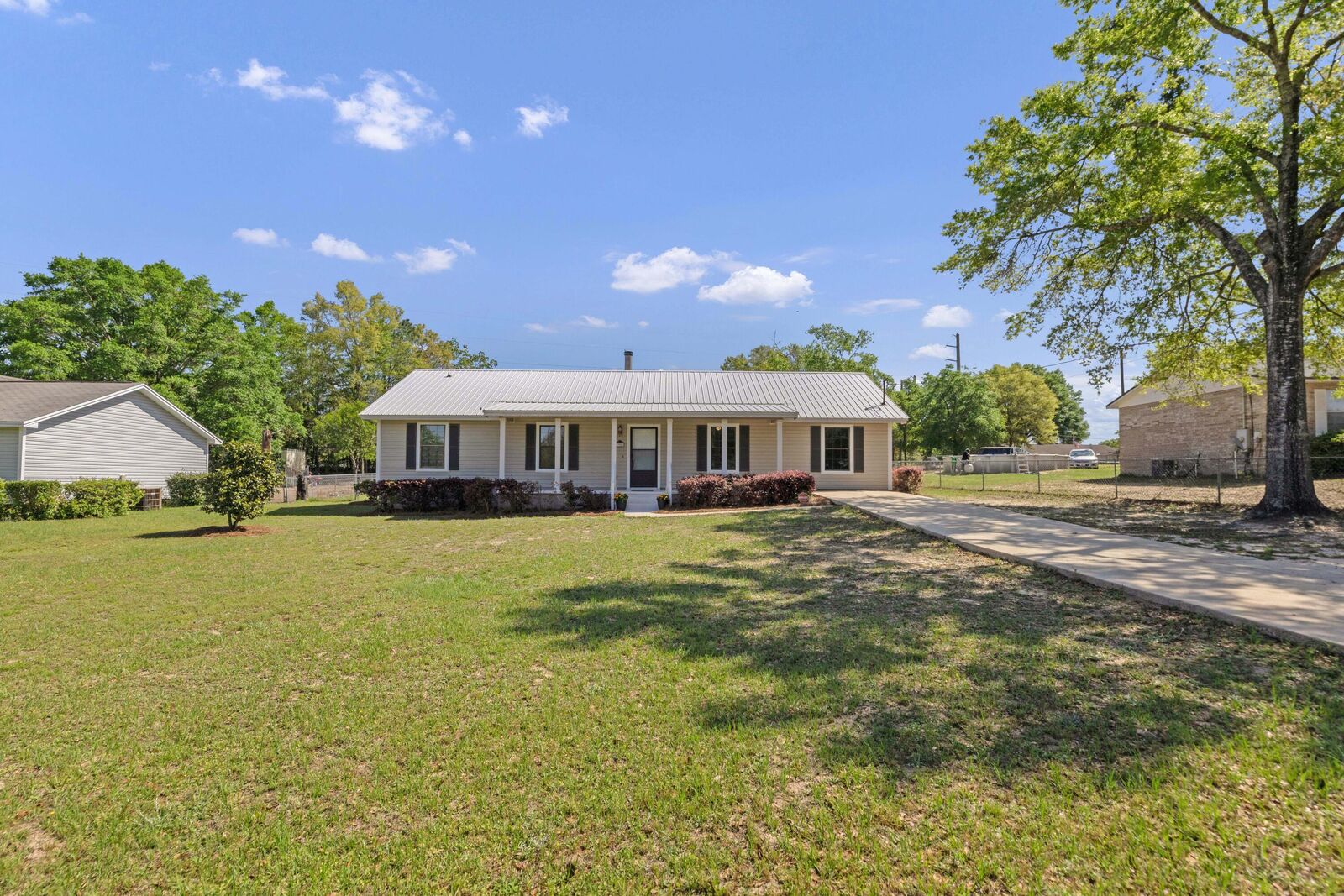 Property Photo: 396 Lakeview Drive FL 32433