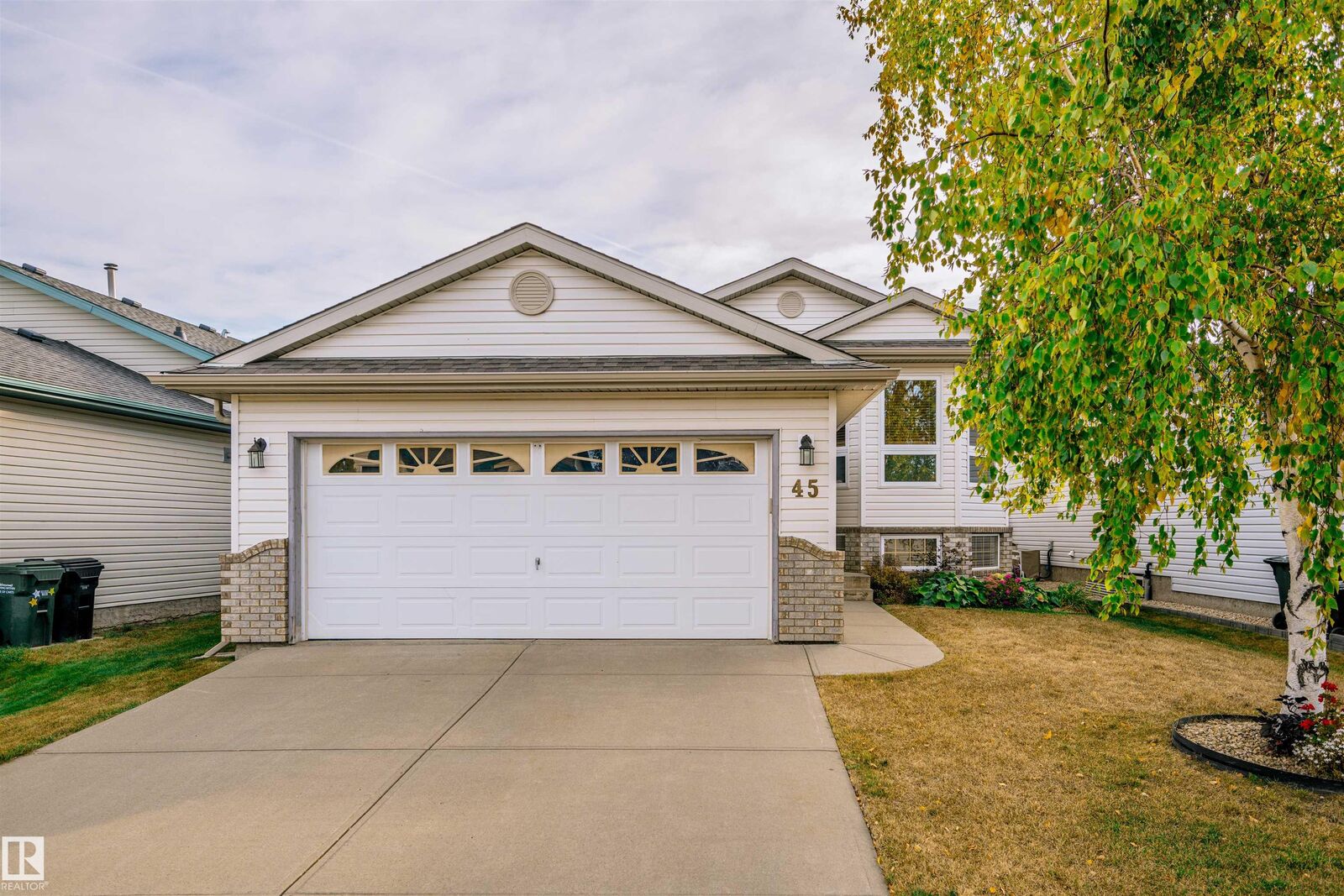 Property Photo: 45 Dorian Way AB T8H 1Y6