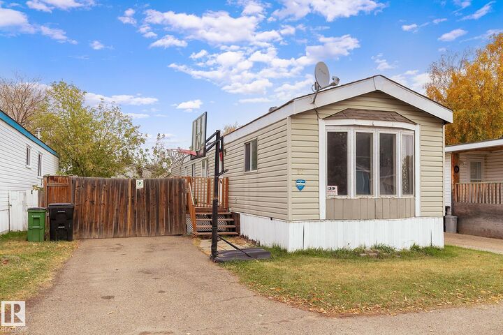 22 West View Boulevard NW  Edmonton AB T5S 1T5 photo