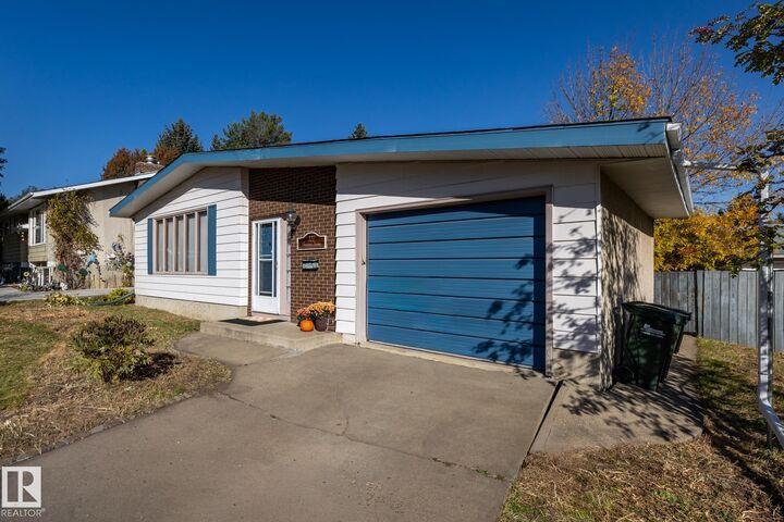 Property Photo:  127 Greengrove Avenue  AB T8A 3C5 