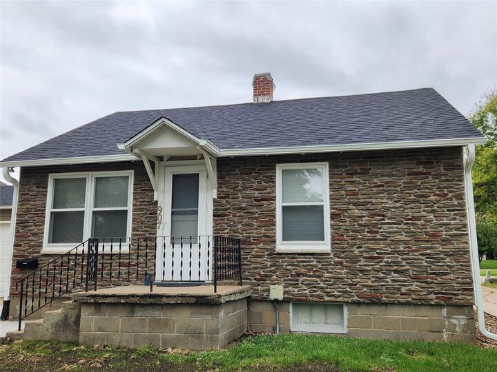 Property Photo:  907 E 2nd Street  IA 50219 