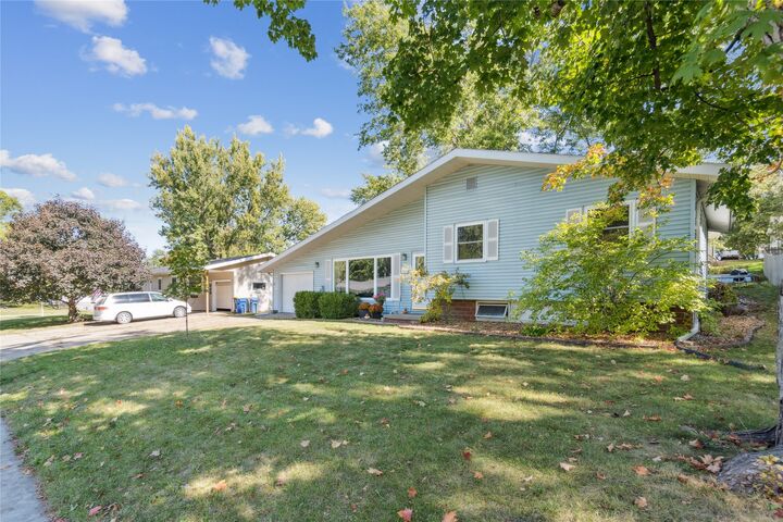 Property Photo:  1104 Hazel Street  IA 50219 