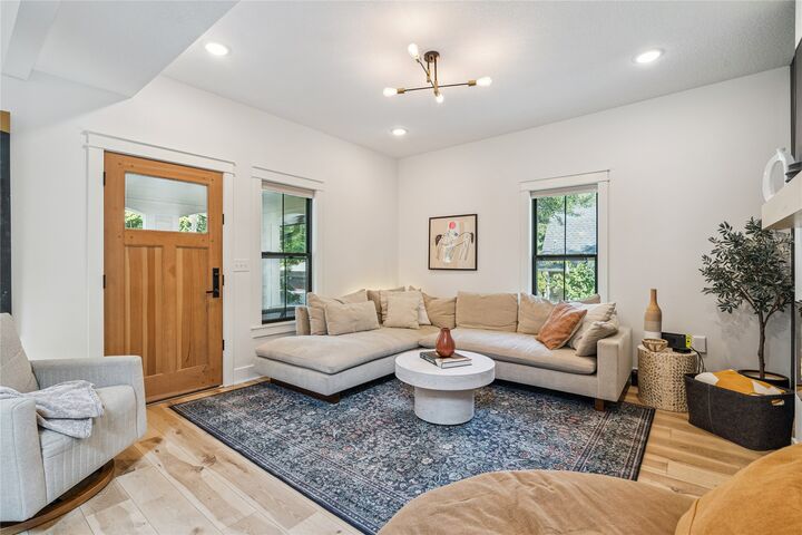 Property Photo: 3802 Lincoln Place Drive IA 50312