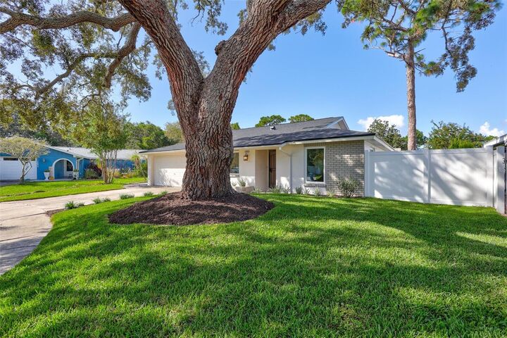 Property Photo: 12021 107th Court FL 33778