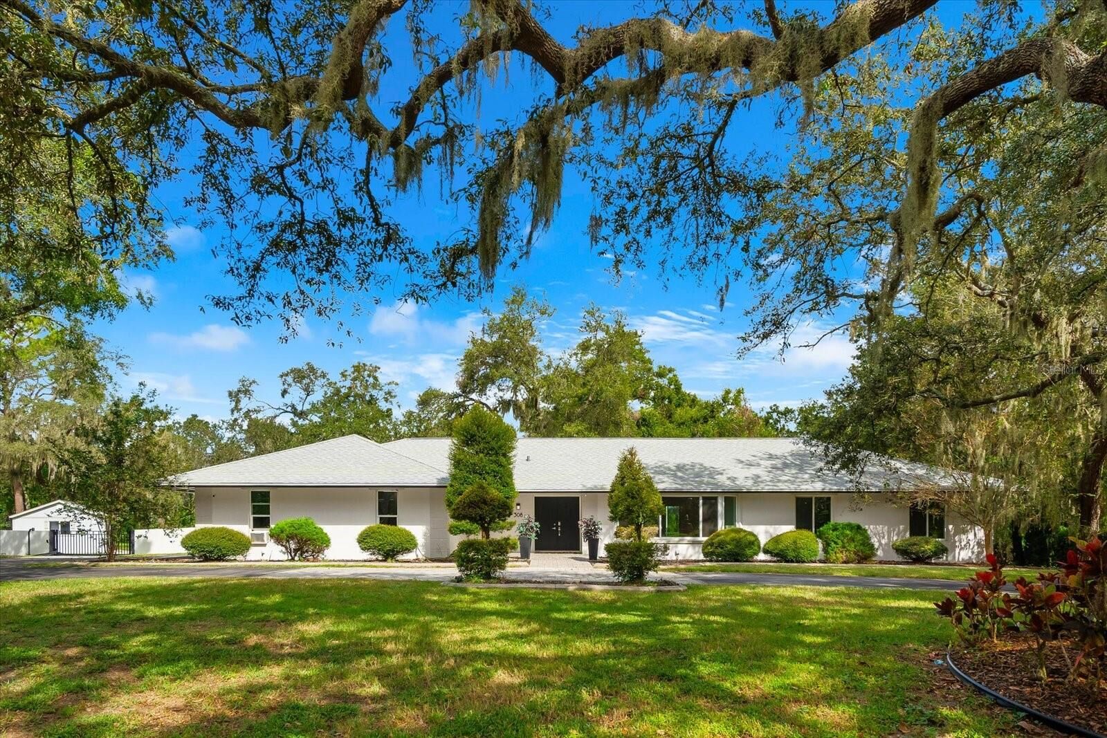 Property Photo: 308 Cambridge Place FL 33511
