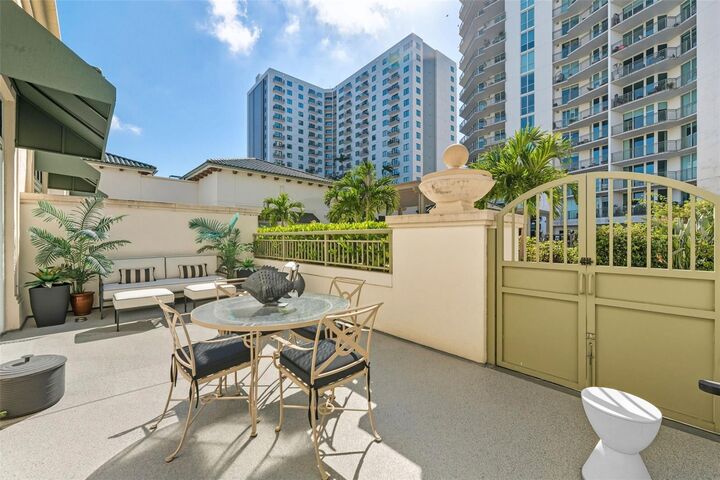 Property Photo:  450 Knights Run Avenue 414  FL 33602 