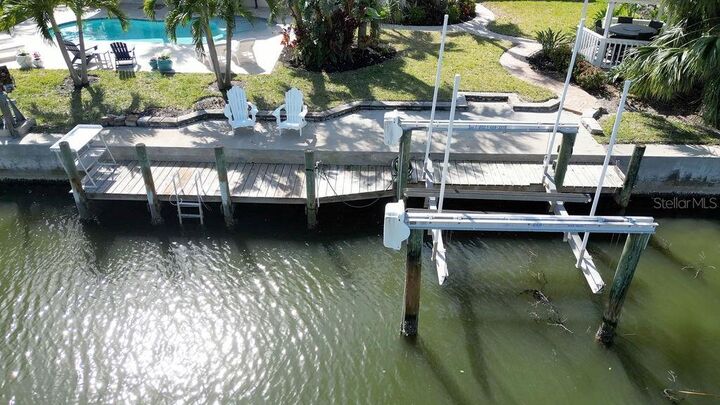 Property Photo: 1633 Ridgewood Lane FL 34231