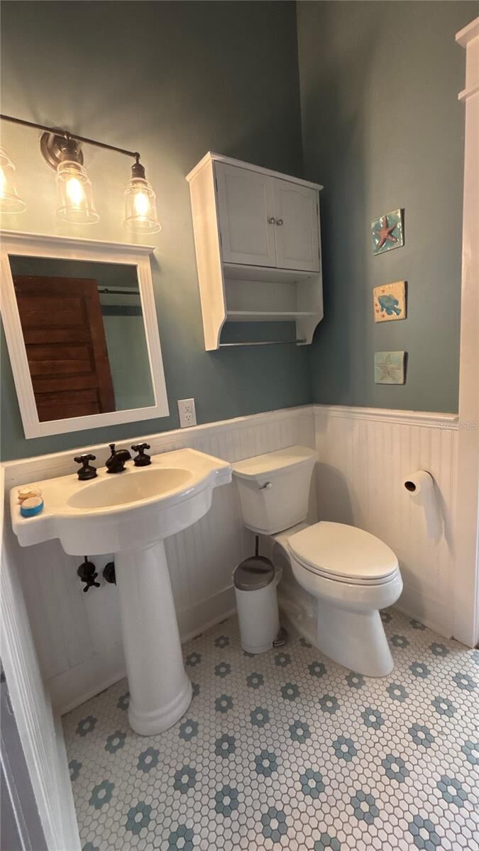 Property Photo: 229 N Highland Avenue FL 34787