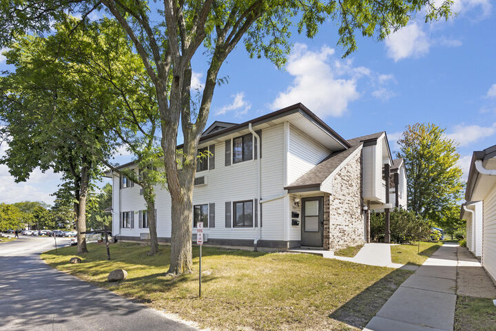 10818 W Donna Dr  Milwaukee WI 53224 photo