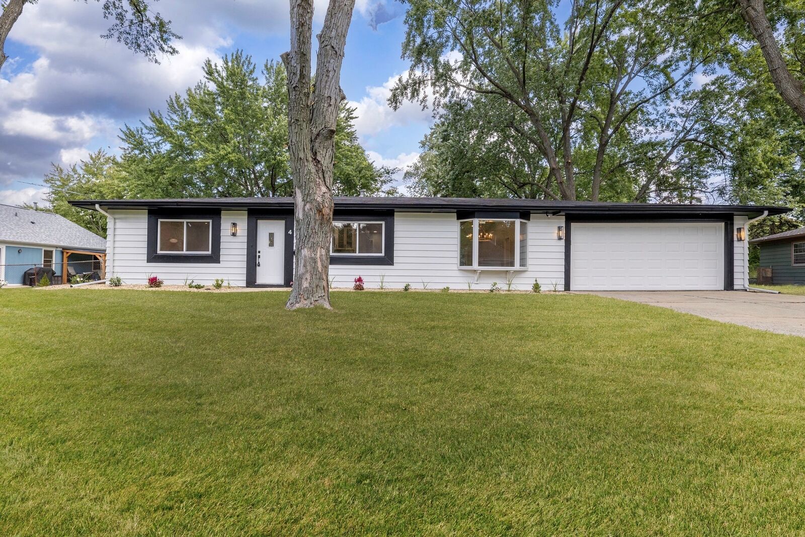 Property Photo: 4 Circle Court IL 60538